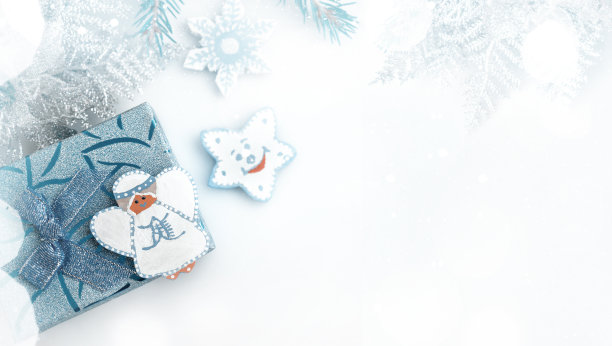 圣诞树下的礼品盒上装饰着蓝色的天使。圣诞节的横幅，复制的空间图片下载