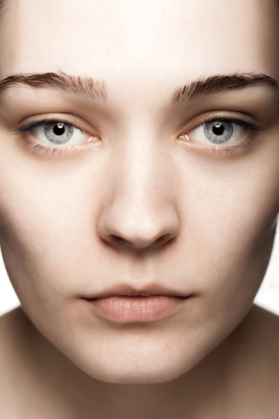 近脸工作室的肖像，一个美丽的年轻女子在白色的背景图片下载