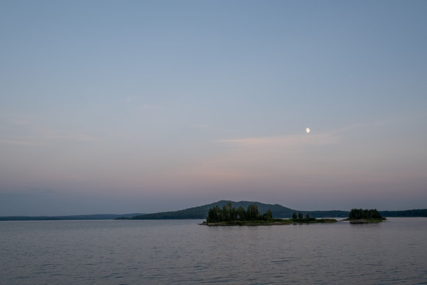 美丽的湖，天空和岛屿与树木或森林图片下载