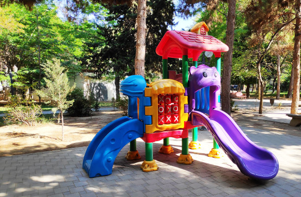 五彩缤纷的儿童游乐场，秋千架在院子里。图片下载