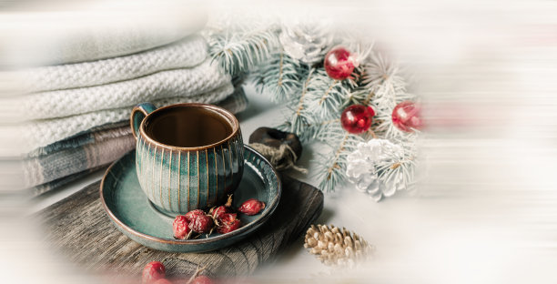 圣诞节的时候，用水壶沏杯茶或咖啡。圣诞节的静物画。暖腰冬茶。图片下载