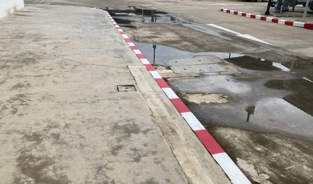 水在商场的路边停滞不前图片下载