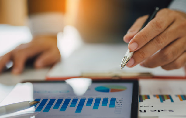 商务人士在现代办公环境下用文件图对公司项目财务报告进行SWOT分析。经营成果、经济、市场、货币、统计等概念。图片下载