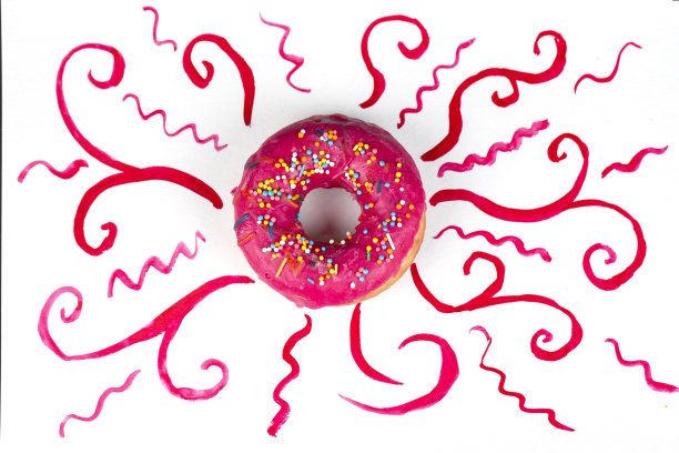 创造性的甜食。釉面彩色甜甜圈上明亮的水彩画背景。图片下载