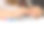 小女孩正从创意包里把蓝色和粉色的珠子串在链子上。精细运动技能，儿童发展。特写镜头。模糊的概念图片下载