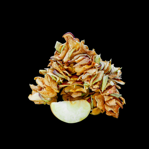 干苹果片堆得满满的。苹果芯片是国产的。健康饮食素食零食。孤立在黑色图片下载