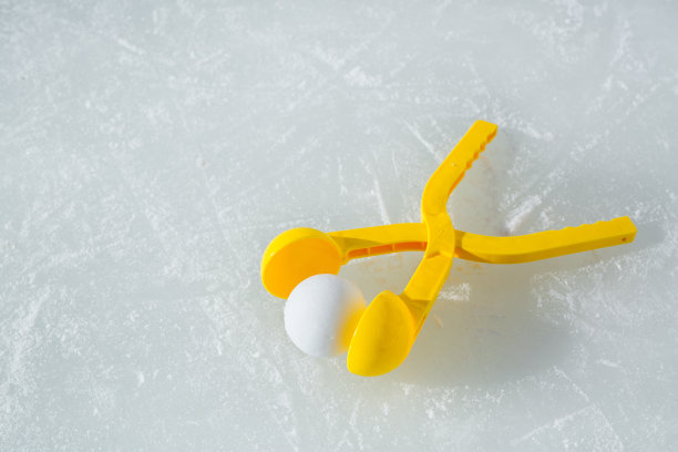 儿童玩具是一种用雪建模雪球的工具。图片下载