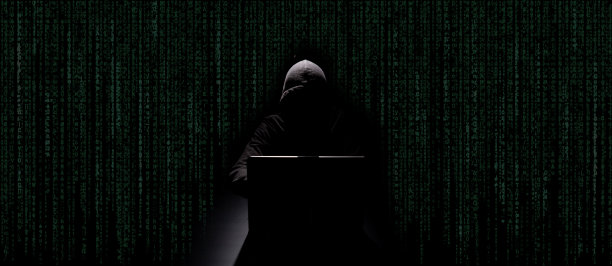 黑客在黑暗中使用笔记本电脑图片下载