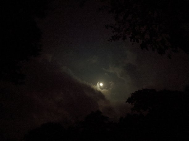 月亮和云图片下载