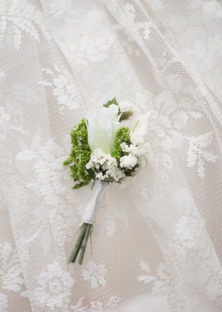 白色马夫胸花。婚礼的主题图片下载