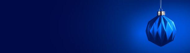 马特皇家蓝色圣诞球挂在绳子上。图片下载