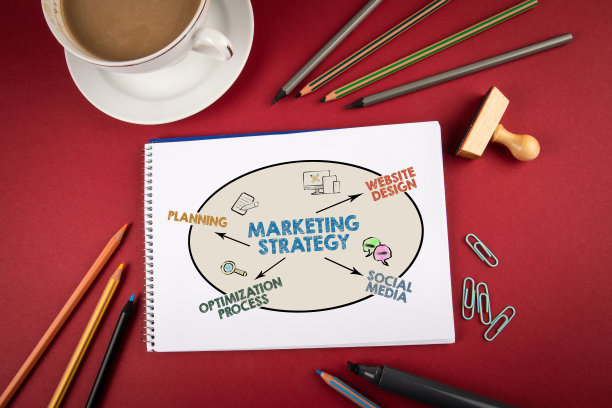 营销策略。规划设计优化与社交媒体概念。红色的办公桌上图片下载