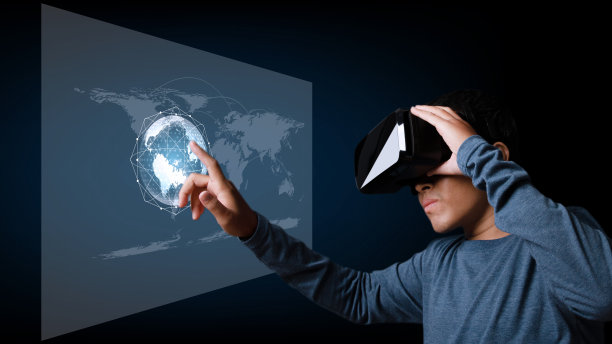 年轻人使用虚拟现实耳机与全球网络连接。全球商业的概念。数字科技的链接。图片下载