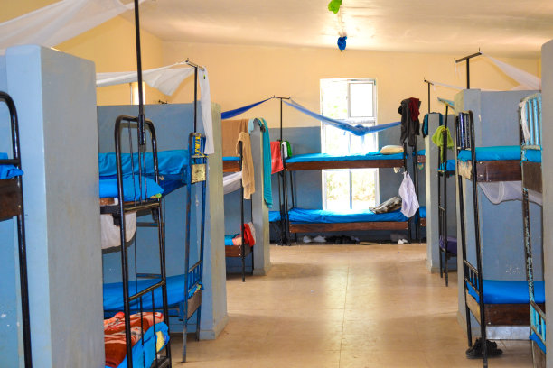 在非洲高中宿舍里。图片下载