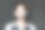 快乐的年轻人微笑着戴着耳机听音乐。在灰色背景图片下载
