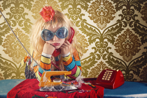 悲伤的家庭主妇小孩女孩熨烫家务复古图片下载