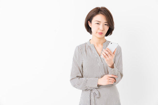 有魅力的亚洲女性看到智能手机，会想，图片下载