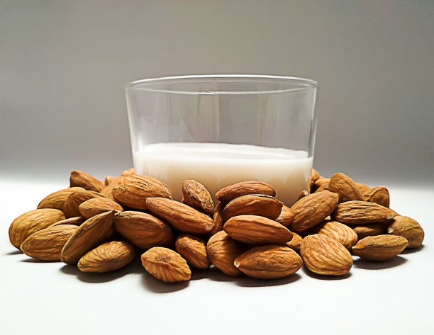 一杯杏仁饮料和杏仁图片下载