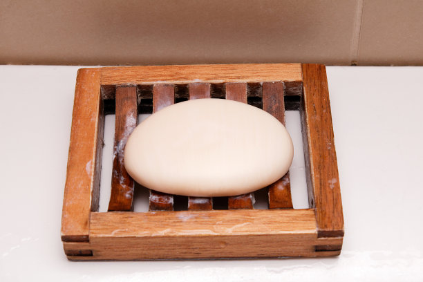 浴室的木托盘上有肥皂图片下载