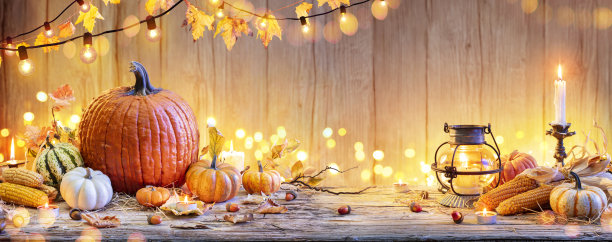 木桌上的南瓜-感恩节背景与蔬菜和散景灯图片下载