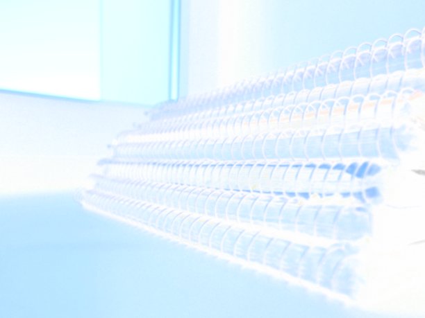 一叠春季笔记本。厚厚的笔记本或笔记本叠在一起。办公用品的记录，记日记，记账和业务。教育用品。图片下载