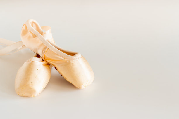 芭蕾舞者的一套带丝带的尖头鞋或拖鞋图片下载