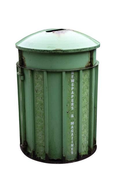 旧的绿色垃圾桶被隔离在白色的背景上图片下载