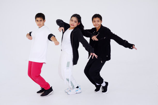 在舞蹈室的舞蹈课上，孩子们正在和学生们在白色背景下跳霹雳舞。教育和体育为孩子的爱好概念图片下载