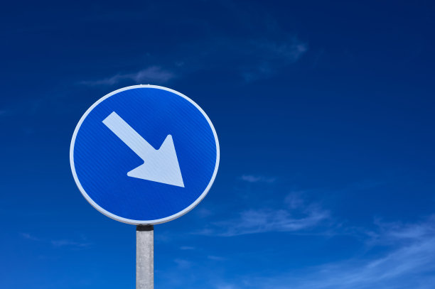 指示在蓝天上行驶的交通标志图片下载