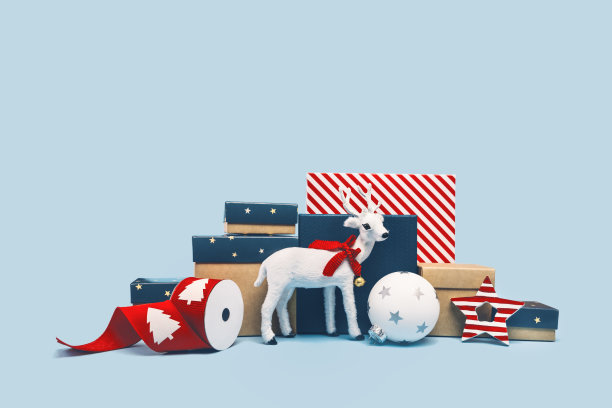 一套红色和白色的礼盒蓝色背景图片下载