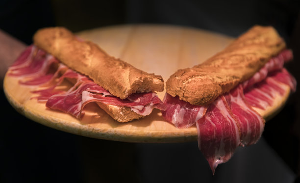 西班牙潘普洛纳当地商店里的伊比利亚火腿三明治图片下载