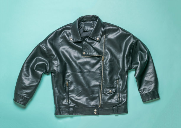时尚的皮革女性夹克上的蓝色背景。平的。图片下载
