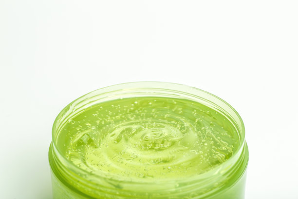 装在白色背景下的化妆品凝胶。绿色透明凝胶，具有纹理和气泡隔离图片下载