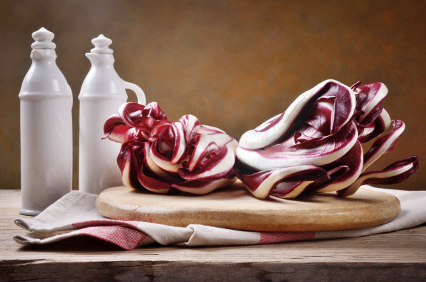 来自特雷维索的晚红菊苣，木桌上的特写，文字空间…图片下载