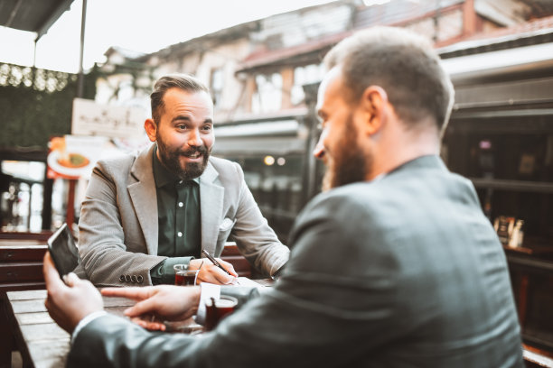 微笑的商人在下午茶时间一起工作图片下载