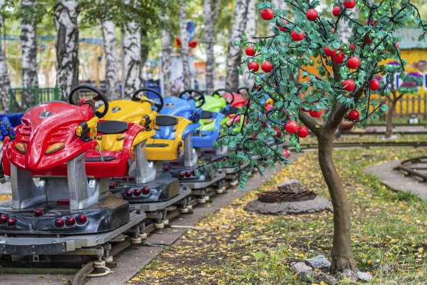 儿童游乐设施“铁路”和人造苹果树，在空的娱乐和游乐园。图片下载