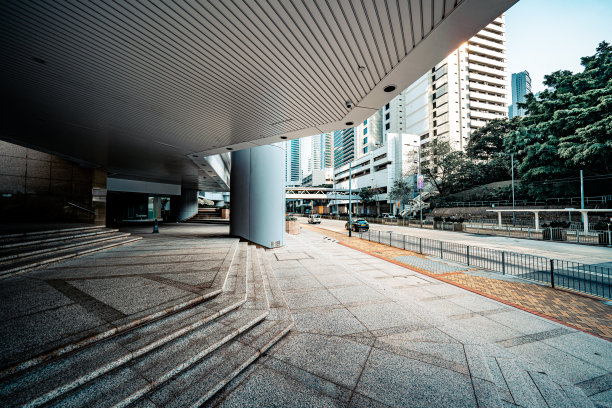 现代建筑前空荡荡的人行道图片下载