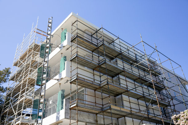 公寓建筑，天空背景与复制空间图片下载