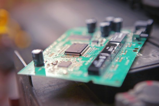 电子电路板上的芯片图片下载