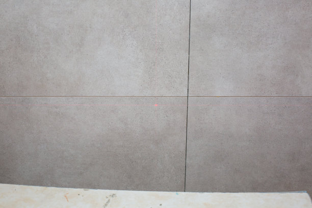 红色激光水平，施工，维修工作在房间。装修卷尺与红色激光水平在墙上。维护。图片下载