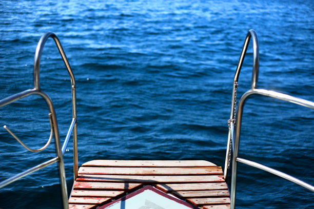 从游艇甲板上可以看到美丽的海景。副本的空间。图片下载