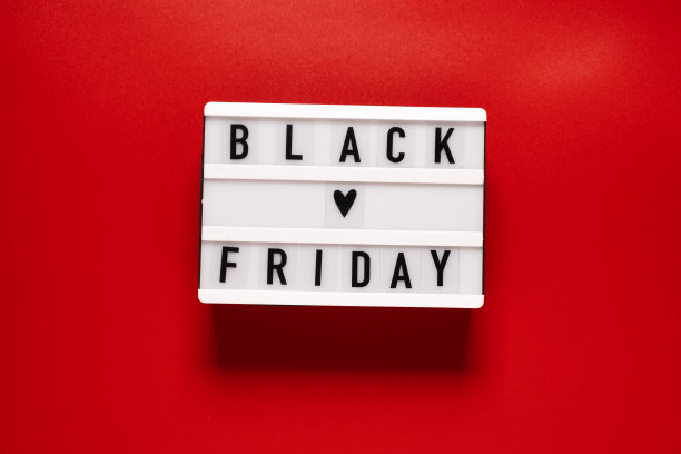 黑色星期五销售文字灯箱上的红色背景图片下载