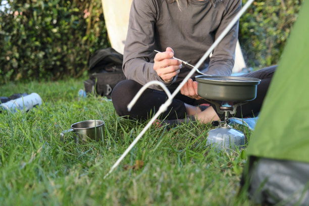 一个陌生女人在露营地做饭的特写镜头图片下载