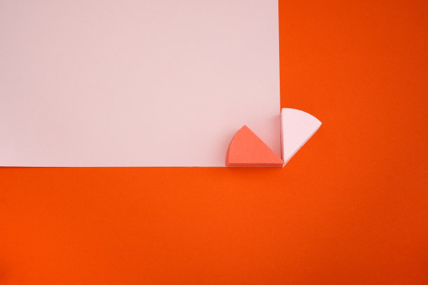 艺术时尚照片化妆品产品面部护理海绵粉红色和红色的颜色在粉红色和红色的背景。图片下载