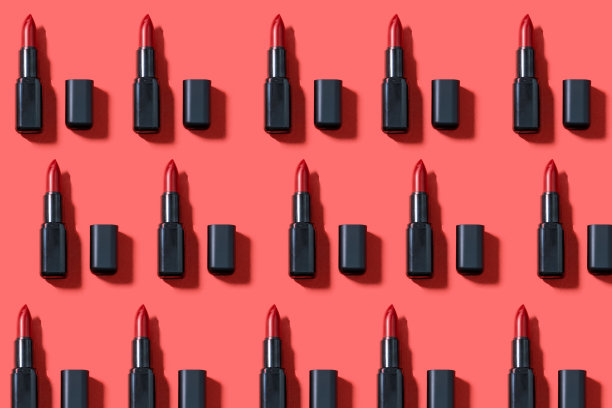 创意图案时尚照片的化妆品美容产品红色唇膏在粉红色的背景图片下载