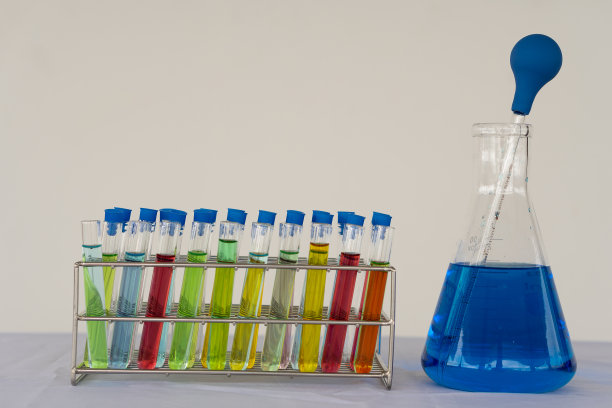 医学科学实验室化学药物技术实验室医院水在烧杯和玻璃瓶与各种颜色的蓝色化学科学实验室背景图片下载