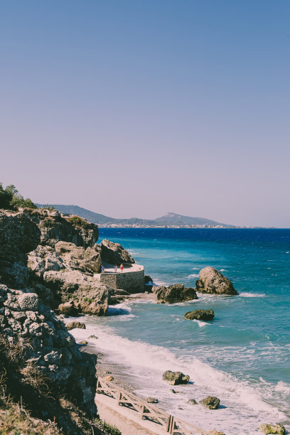 对岩石，悬崖，平原，树木，海洋或海浪的景观。漂亮的背景图片下载