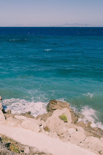 景观的岩石，悬崖，海或海洋与波浪。漂亮的背景图片下载