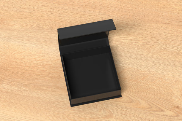 黑色打开的方形折叠礼品盒模拟木制背景。上面的视图。图片下载