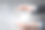 手握红心与白十字标志。世界地图背景。医疗保健、健康保险、慈善和医药概念。副本的空间。图片下载